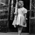 Robert Doisneau – Petite fille et sa baguette – Paris 1961