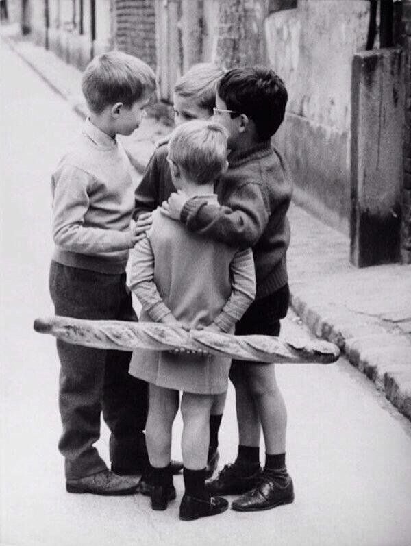 Discussion autour d'une baguette - Paris - 1950